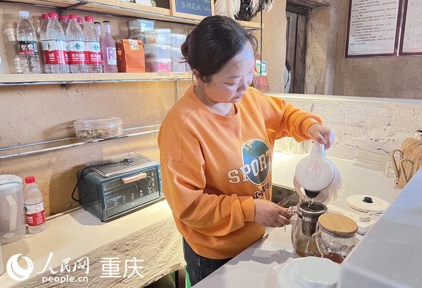 青村茶舍的陈燕正在泡茶。 人民网 胡虹摄
