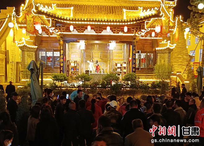 图为游客观看演艺。