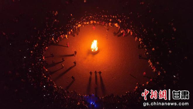 图为篝火晚会。