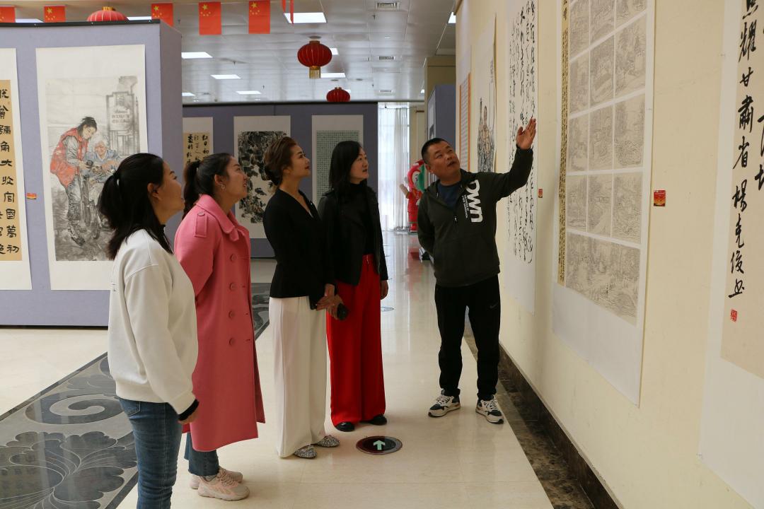 “大地欢歌”全省乡村文化活动年群文书法美术作品展巡展在张掖市甘州区文化馆开幕