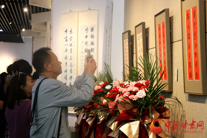 “珠联璧合”尽显艺术造诣 陈琳薛虎峻联袂推出楹联书法作品展