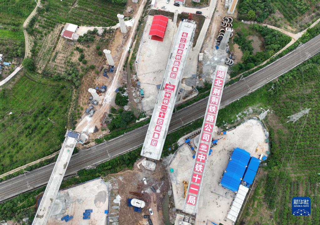 全国首次两座不同高铁特大桥同步成功转体