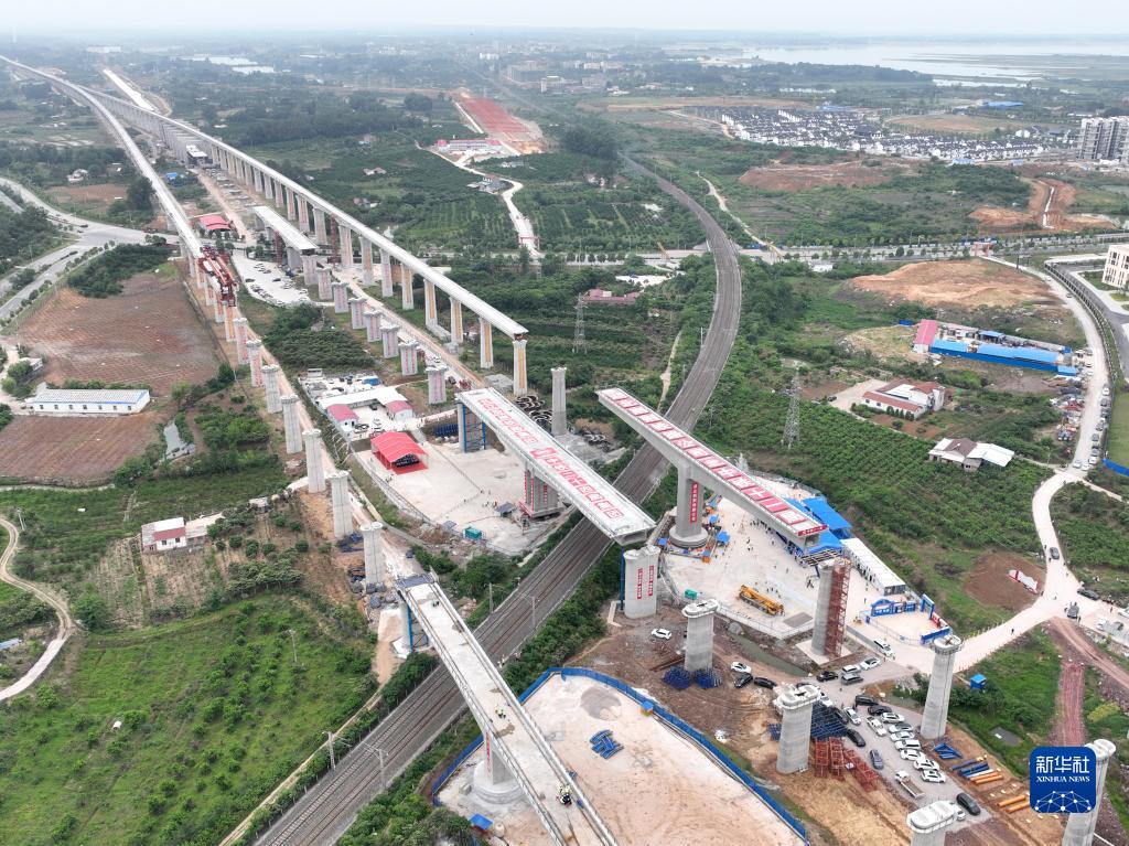 全国首次两座不同高铁特大桥同步成功转体