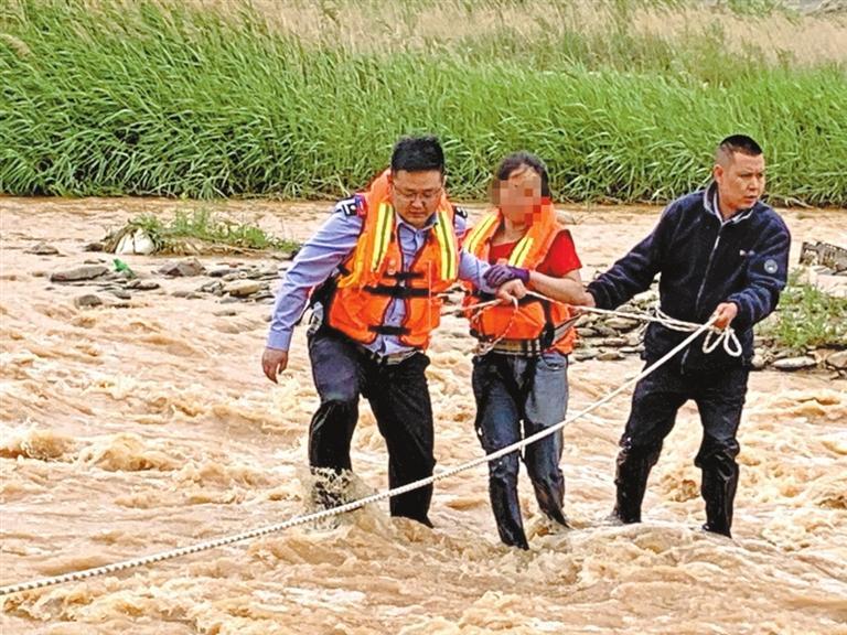 危急时刻 天水甘谷民警下河救人