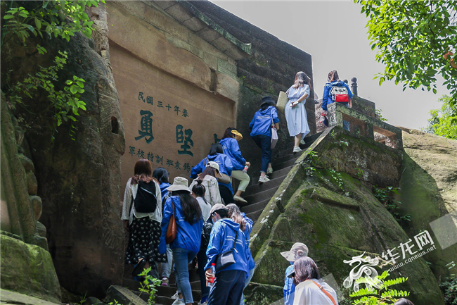 记者们登上钓鱼城、走进范家堰,鸟瞰山水合川,在真实的历史场景中,感受文物古迹的魅力。华龙网-新重庆客户端 黄欢 摄