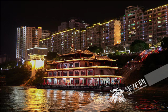美丽的画舫宛如一座水上吊脚楼,载着记者们欣赏彭水两江四岸夜景。华龙网-新重庆客户端 黄欢 摄