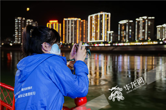 游览过程中,不少记者拿出手机记录途中美景。华龙网-新重庆客户端 黄欢 摄