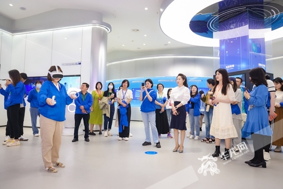 记者在西部（重庆）科学城璧山片区数字经济展示中心体验参观。 华龙网-新重庆客户端记者 欧武夷 摄