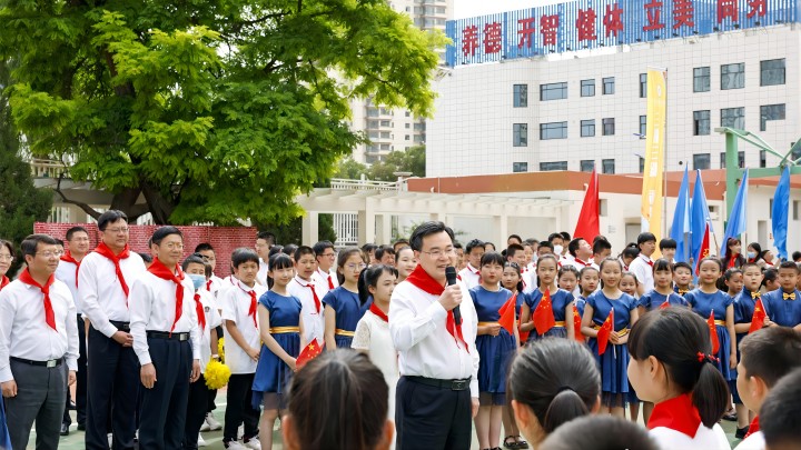 胡昌升参加“六一”国际儿童节主题活动