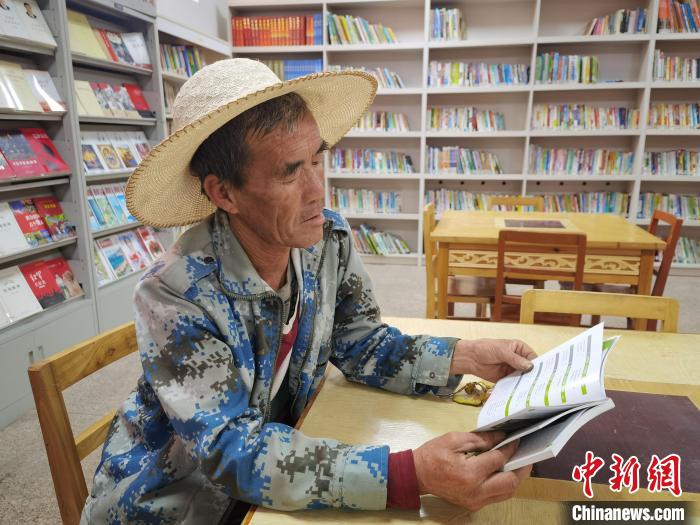 图为高墩营村村民在农家书屋看书。 戴文昌 摄 图为高墩营村村民在农家书屋看书。 戴文昌 摄
