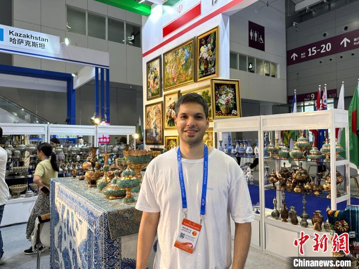 伊朗参展商马迪带来了各种各样的特色商品。 方伟彬 摄 伊朗参展商马迪带来了各种各样的特色商品。 方伟彬 摄