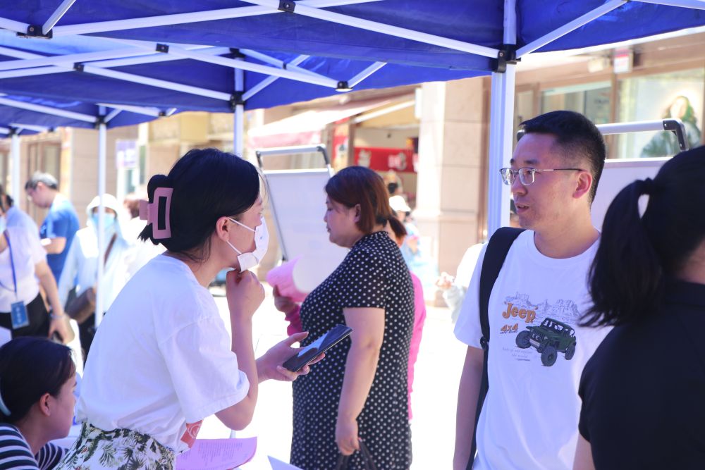 陕西西安：家门口的招聘会 开进群众心坎里