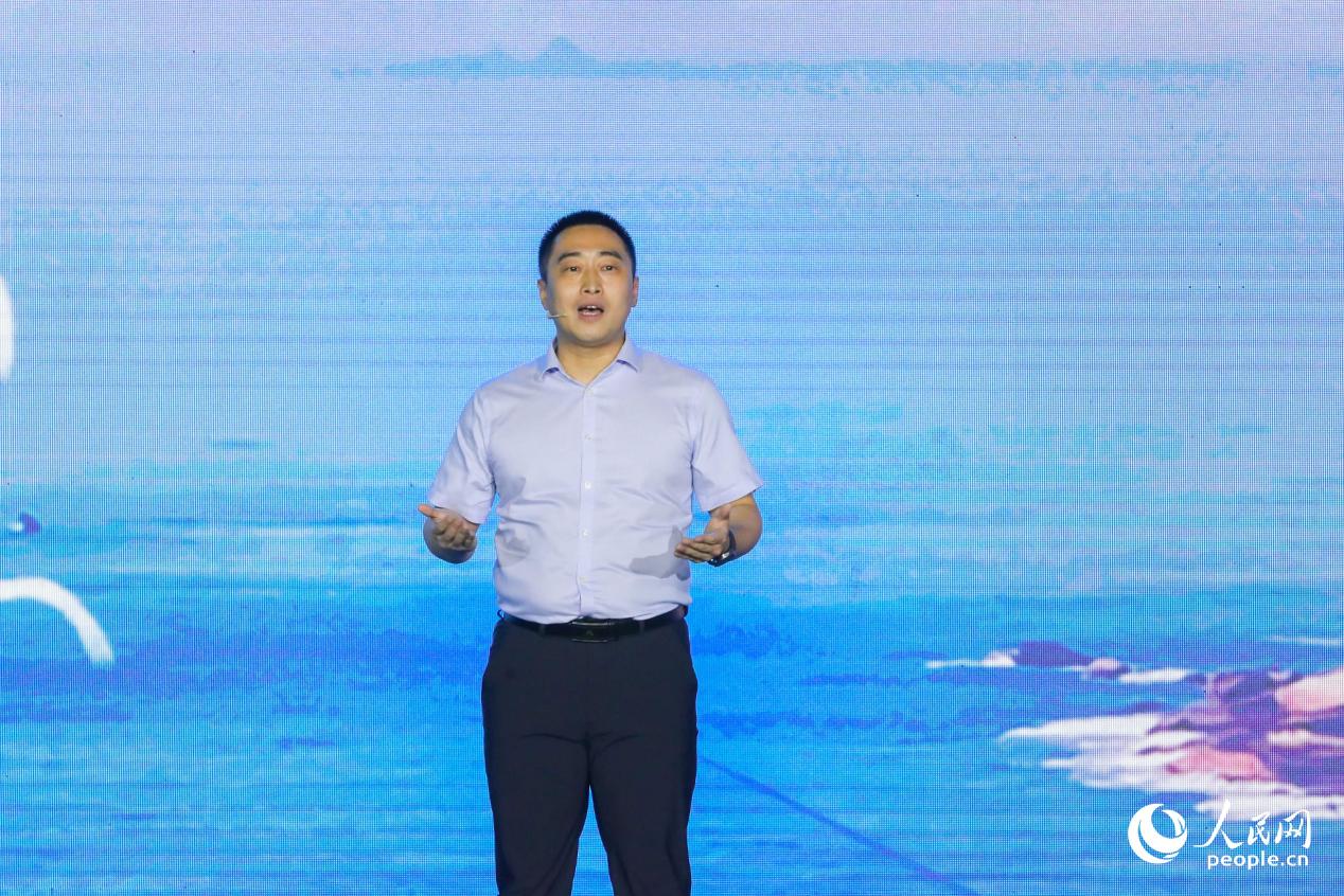 全国青联常委、中国海峡研究院(香港)理事长雷希颖用“我和国旗合个影”“大话熹游”“两岸青年、互学互鉴”三个关键词,道出海峡两岸深深的情缘。人民网摄