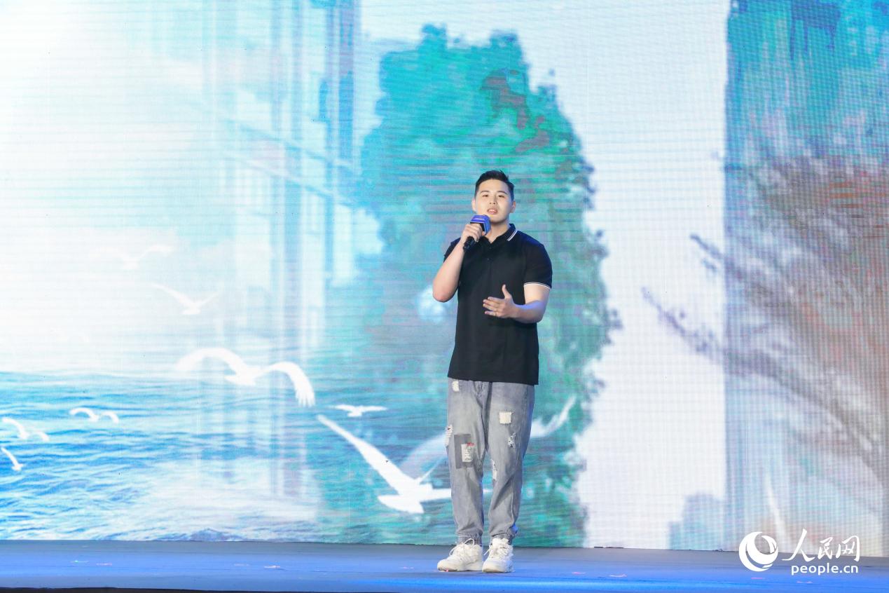 台湾青年、华侨大学学生陈柏源现场表演了一段原创说唱《闽男本色》,用中华本色唱响两岸情深。人民网摄