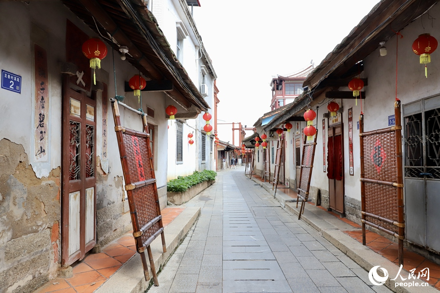探海澄城隍庙、访红砖建筑群……“中国有约·相约福建”媒体采访团走进漳州