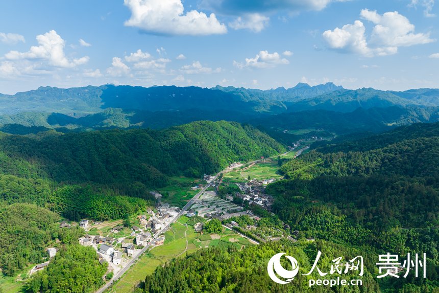 航拍江口至梵净山环线公路。人民网记者 涂敏摄