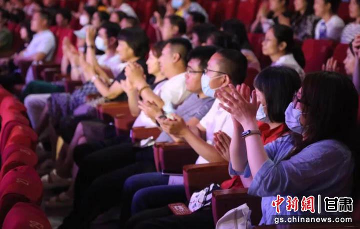 图为观看《丝路花雨》的天津观众。甘肃演艺集团 供图 图为观看《丝路花雨》的天津观众。甘肃演艺集团 供图