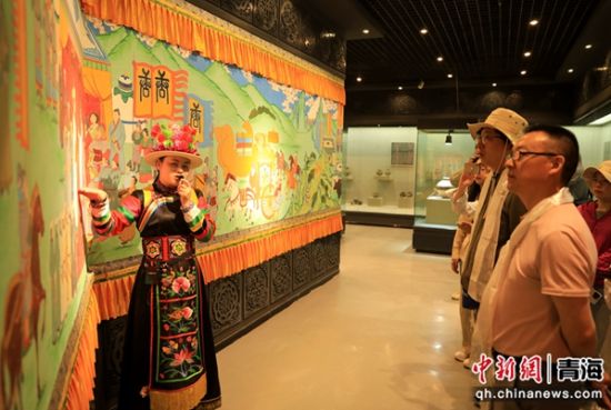 图为记者团在土族故土园内参观。薛蒂摄