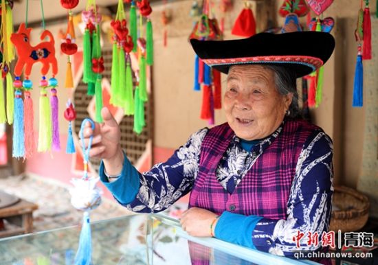 图为土族故土园内的盘绣产品。薛蒂摄