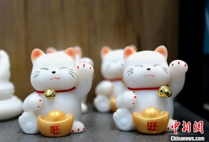 图为展馆内展示的盐雕作品。　张海雯 摄