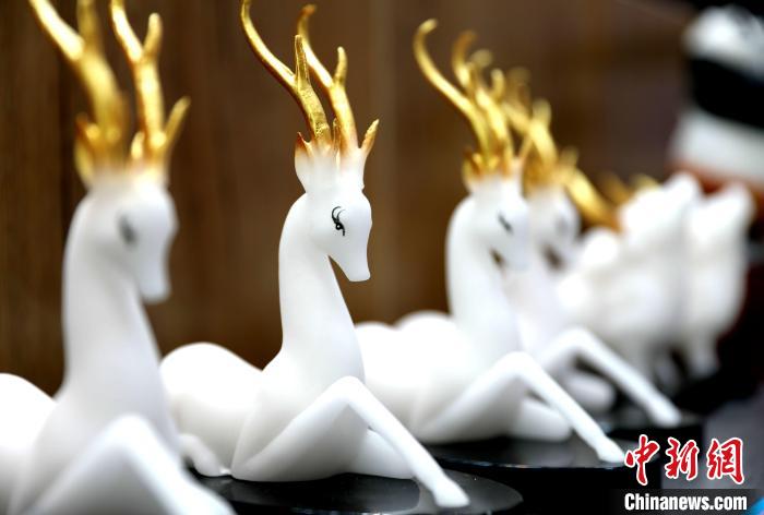 图为展馆内展示的盐雕作品。　张海雯 摄