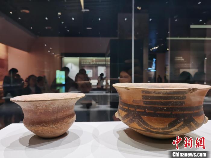 图为河湟文化博物馆展陈的陶器。　张添福 摄