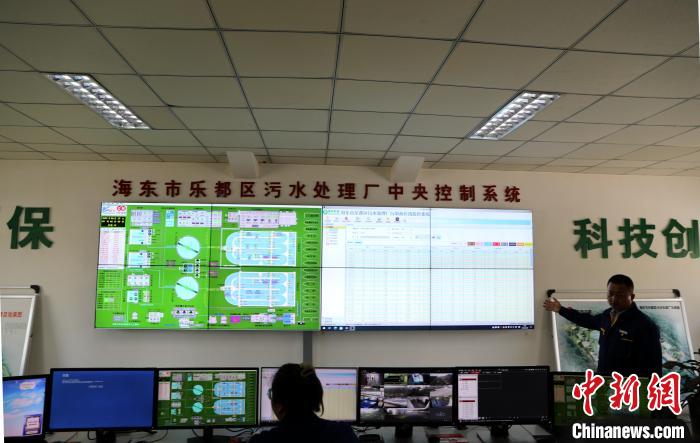 图为青海省海东市乐都区污水处理厂中央控制系统。　薛蒂 摄