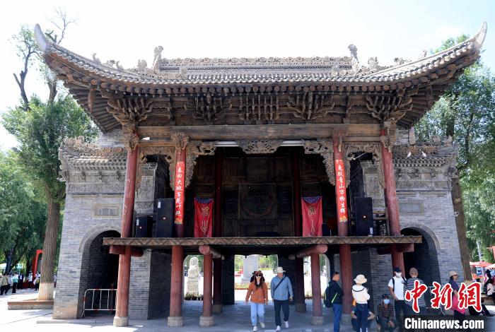 图为平安驛·河湟民俗文化体验地的戏楼。　薛蒂 摄
