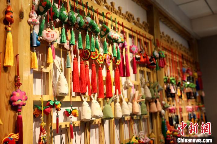 图为互助县班彦村盘绣园内展销的产品。　薛蒂 摄