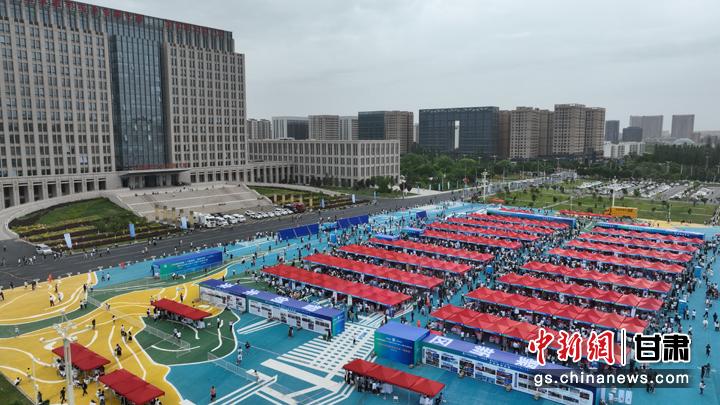图为招聘会现场。 图为招聘会现场。