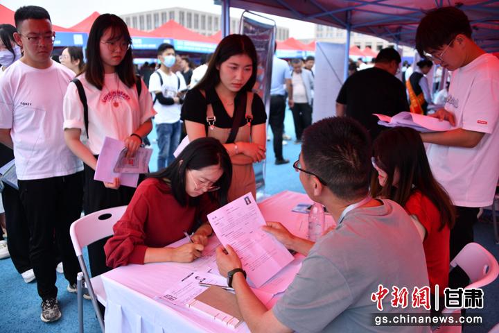 图为招聘会现场。 图为招聘会现场。