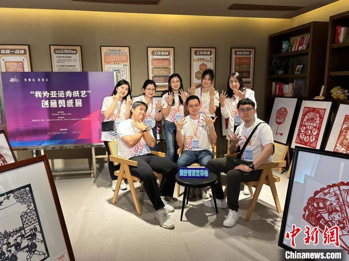 图为:澳门青年感受杭州亚运氛围。 主办方 摄 图为:澳门青年感受杭州亚运氛围。 主办方 摄