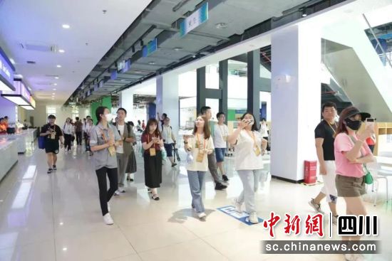 媒体记者采风。成都市生态环境局供图 媒体记者采风。成都市生态环境局供图