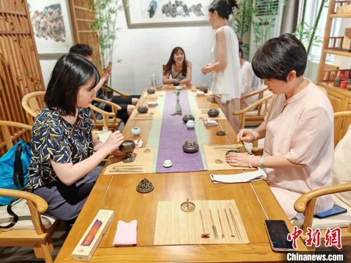 图为台胞青年体验熏香制作。 王欢 摄 图为台胞青年体验熏香制作。 王欢 摄