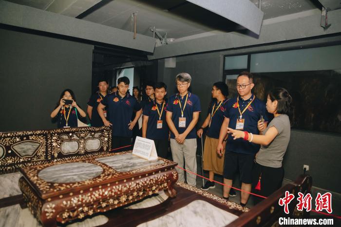 特训营台湾青年参观洞头非遗作品 温州市台办 供图 特训营台湾青年参观洞头非遗作品 温州市台办 供图