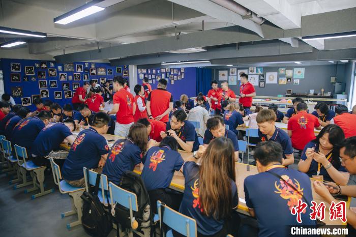 特训营台湾青年制作贝雕纪念品 温州市台办 供图 特训营台湾青年制作贝雕纪念品 温州市台办 供图