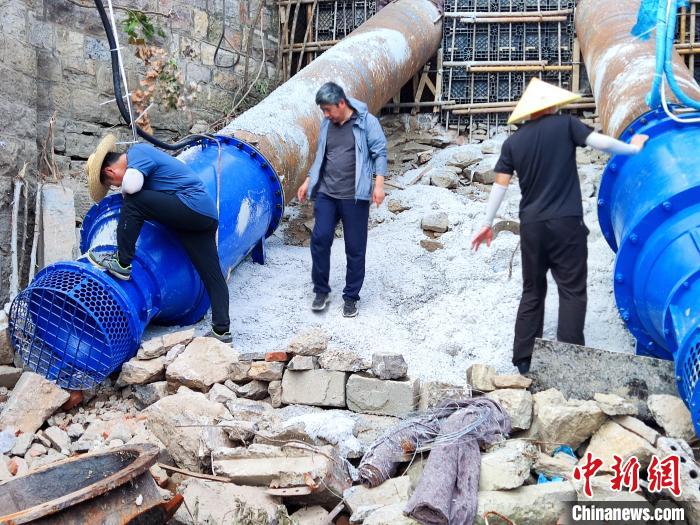 台儿庄区防指办在该区一处排涝站拆除重建施工现场查看防汛准备情况。 贾礼章 摄 台儿庄区防指办在该区一处排涝站拆除重建施工现场查看防汛准备情况。 贾礼章 摄