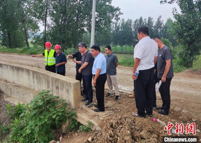 台儿庄区防指办在该区一处排涝站拆除重建施工现场查看防汛准备情况。 贾礼章 摄 台儿庄区防指办在该区一处排涝站拆除重建施工现场查看防汛准备情况。 贾礼章 摄