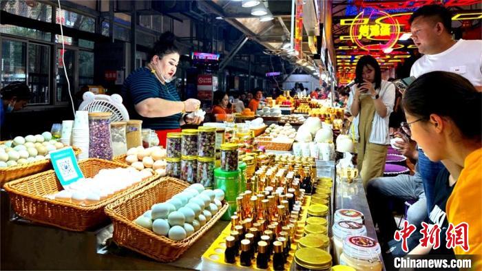 和田夜市上的“三蛋一星”独特美食。 闫兆霞 摄 和田夜市上的“三蛋一星”独特美食。 闫兆霞 摄