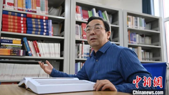 田河教授接受中新社专访,对《仪礼》简进行解读。李亚龙 摄 田河教授接受中新社专访,对《仪礼》简进行解读。李亚龙 摄