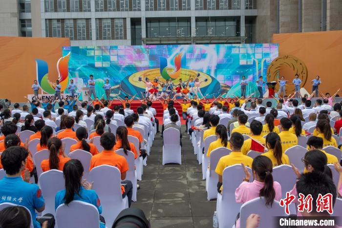 当日火炬传递起跑仪式现场。 刘忠俊 摄 当日火炬传递起跑仪式现场。 刘忠俊 摄