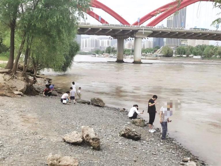 黄河汛期 靠近河边有危险