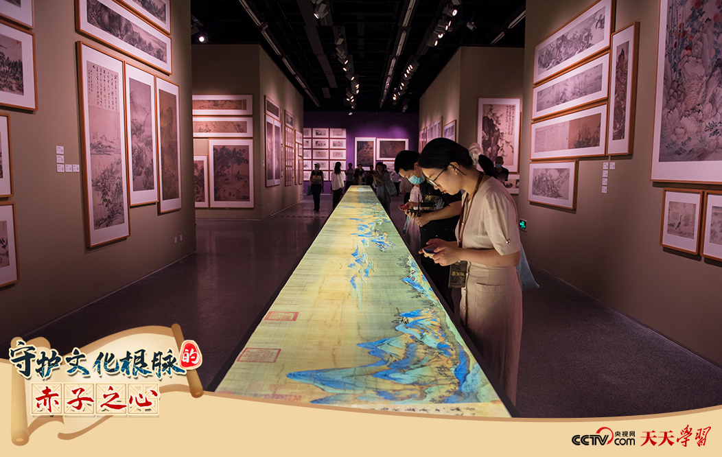 2023年7月1日,观众在浙江宁波美术馆参观中国历代绘画大系成果展·宁波特展。