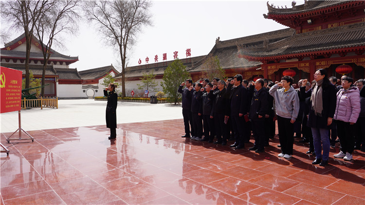 1690856378267964.jpg 4月6日,为传承弘扬革命英烈精神,教育引导纪检监察干部筑牢信仰之基、补足精神之钙、把稳思想之舵,永葆忠诚干净担当的政治本色。市纪委监委组织纪检监察干部赴静宁县界石铺红军长征纪念馆和庄浪县梯田纪念馆开展廉政教育和革命传统教育。.jpg