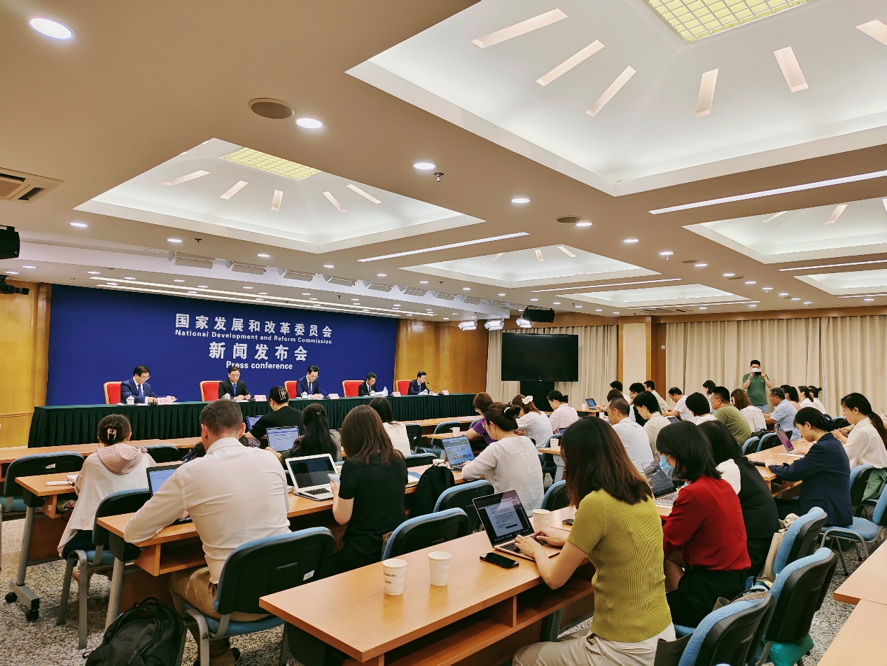 8月1日,国家发展改革委等4部门联合召开新闻发布会。人民网记者 许维娜摄