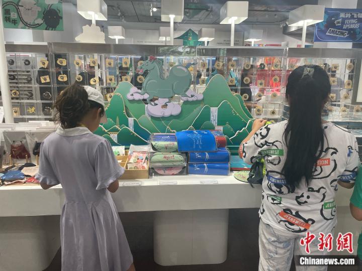 游客在甘肃省博物馆文创商店选购商品。中新网记者王诗尧 摄 游客在甘肃省博物馆文创商店选购商品。中新网记者王诗尧 摄