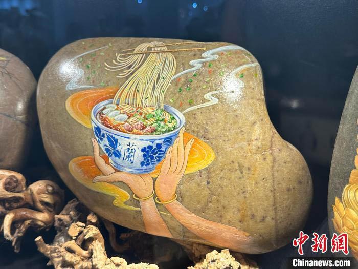 图为绘制于黄河石上的兰州牛肉面。高莹 摄 图为绘制于黄河石上的兰州牛肉面。高莹 摄