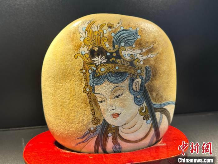图为绘制在黄河石上的菩萨像。高莹 摄 图为绘制在黄河石上的菩萨像。高莹 摄
