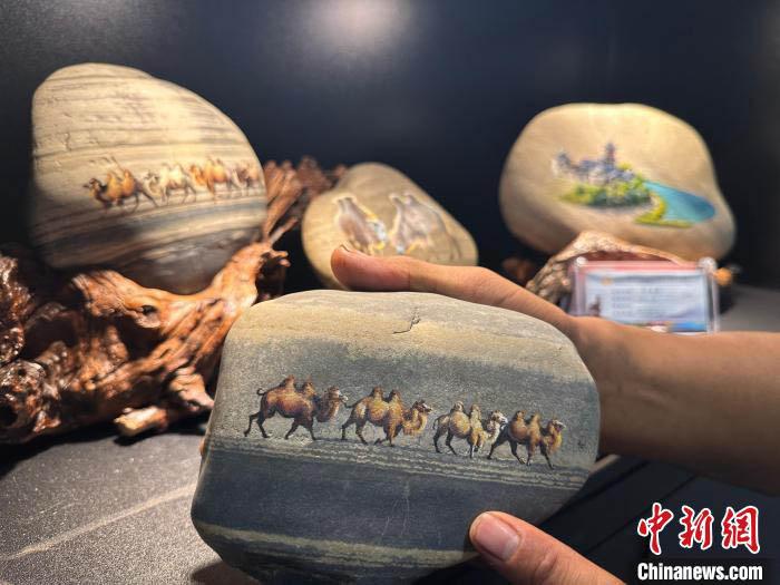 图为黄河石上的沙漠驼队。高莹 摄 图为黄河石上的沙漠驼队。高莹 摄