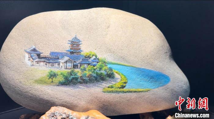 图为绘制于黄河石上的鸣沙山月牙泉景区。高莹 摄 图为绘制于黄河石上的鸣沙山月牙泉景区。高莹 摄